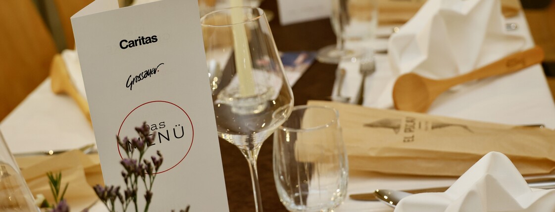 Gedeckter Tisch mit der Speisekarte des Gala Dinners. 