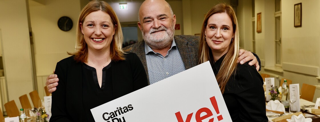 Gruppenfoto mit einem Danke-Schild