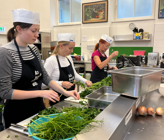 Köch*innen im Marienstüberl zupfen Petersilie. 
