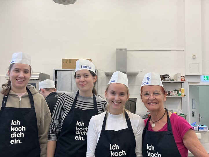 Kochgruppe von Studentinnen des Studiengangs Journalismus und PR