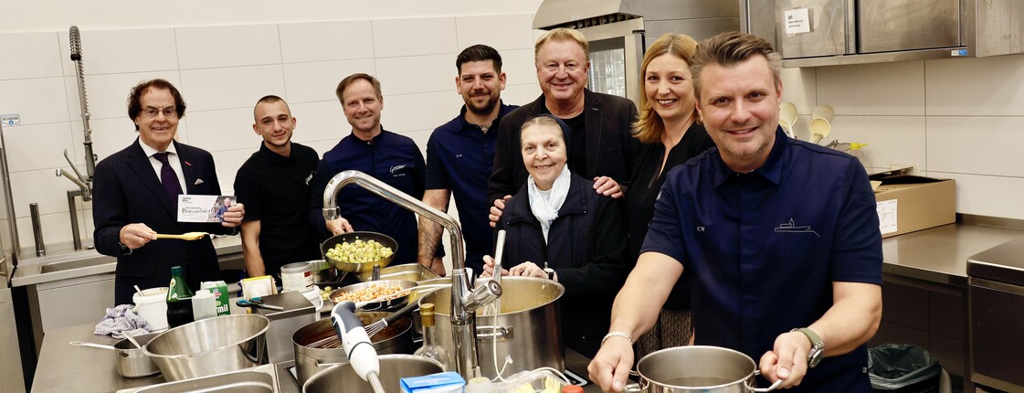 Gruppenfoto in der Küche des Marienstüberls. 