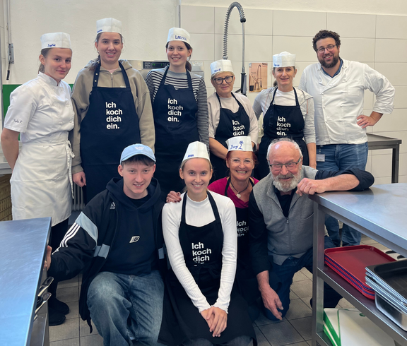 Alle Köch*innen der Gruppe von Journalismus und PR in der Küche des Marienstüberls 