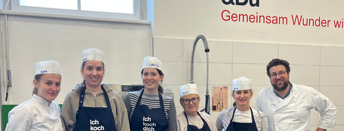 Alle Köch*innen der Gruppe von Journalismus und PR in der Küche des Marienstüberls 